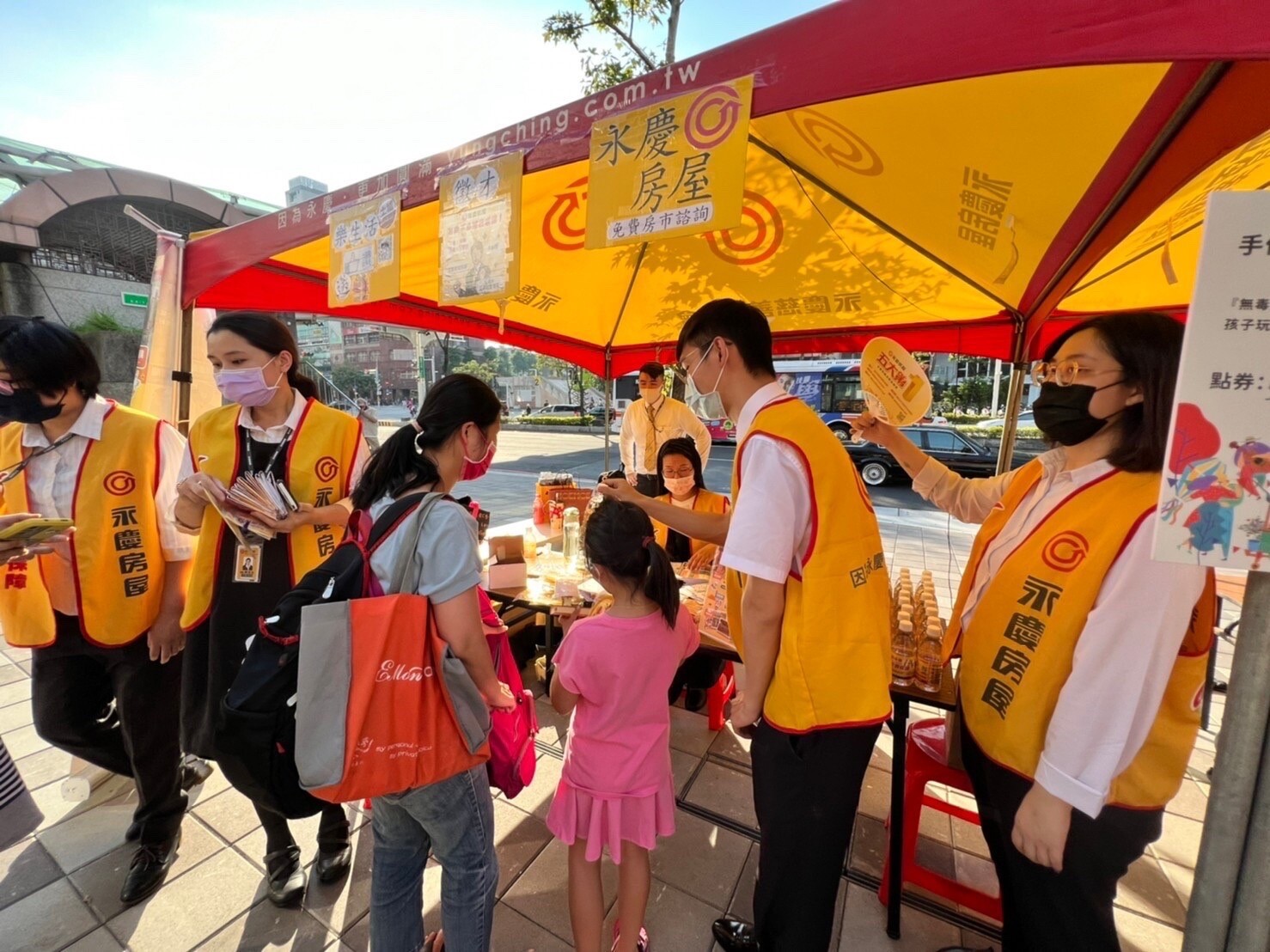 永慶房屋熱心協辦五新嘉年華活動,提供所需帳篷,助活動圓滿順利。圖/永慶房產集團提供