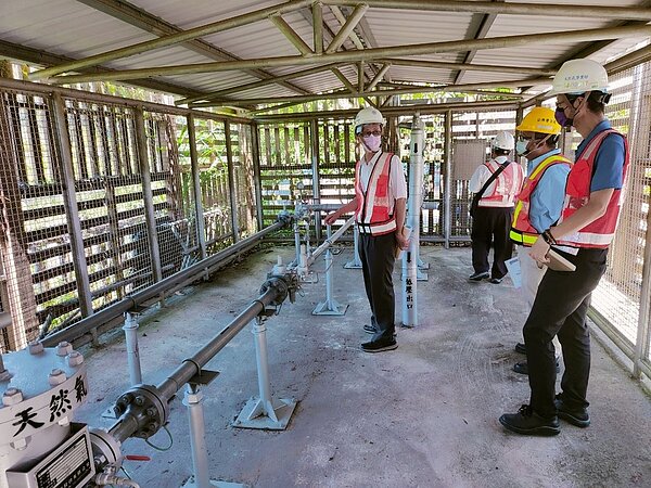 竹縣瓦斯公司雖加強瓦斯輸儲設備安全巡檢維護及實施老舊管線汰換以減少漏氣,但仍有部分用戶偵測器裝置不當、管線未標示內容及流向。圖/新竹縣政府提供