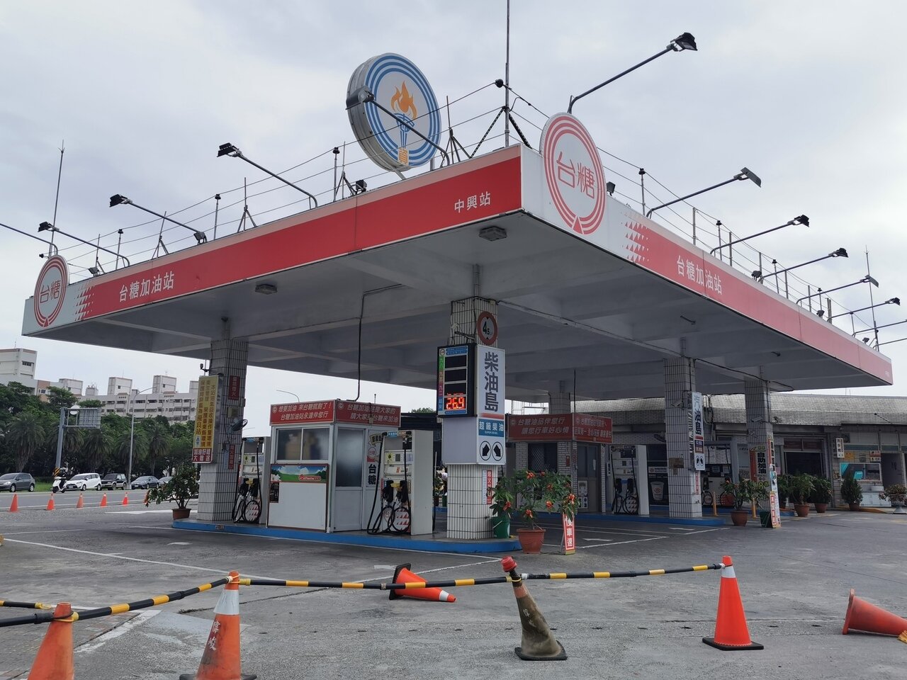 台糖加油站台東中興站因為前晚漏油事件，昨天暫停營業並維修管線。記者卜敏正／攝影 