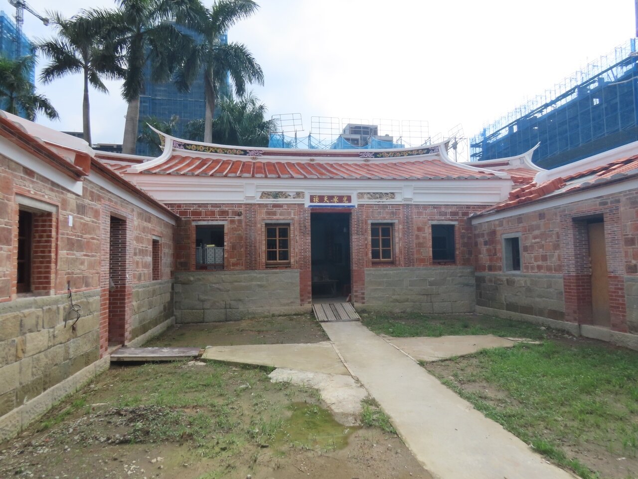 新北市新店十四張劉氏古厝群中,劉氏利記公厝異地重組工程進度已達7成。記者李定宇/攝影