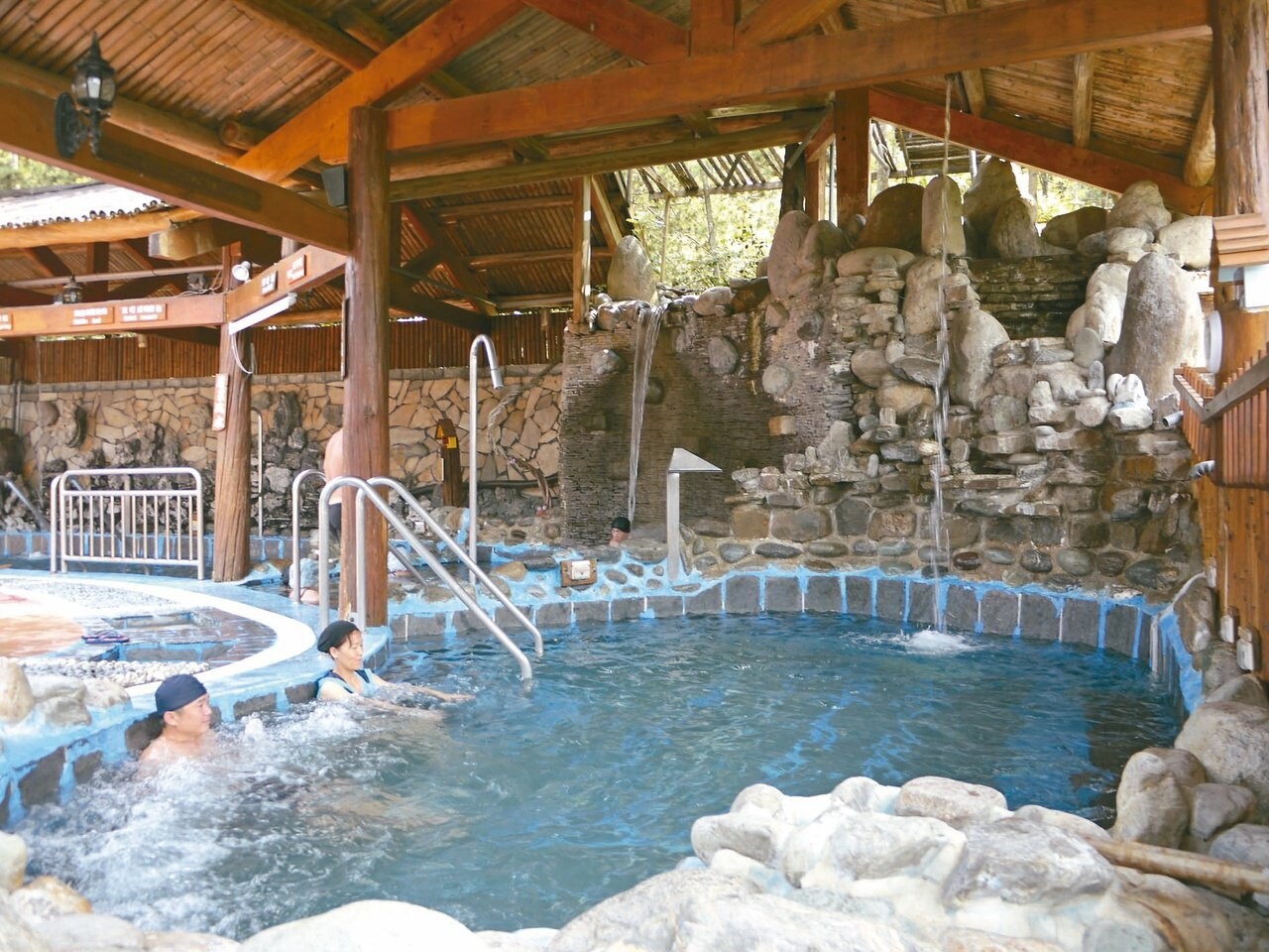 六龜不老溫泉區的美崙山溫泉山莊,日前火災,泡湯區未受影響,仍吸引不少民眾來享受露天溫泉。圖/聯合報資料照片