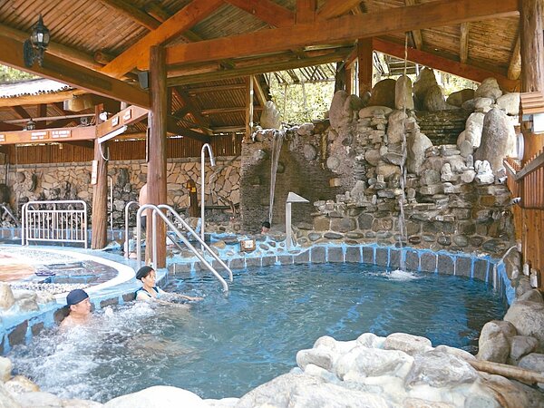 六龜不老溫泉區的美崙山溫泉山莊,日前火災,泡湯區未受影響,仍吸引不少民眾來享受露天溫泉。圖/聯合報資料照片