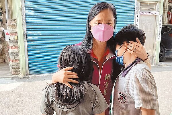 單親白姓爸爸罹癌往生,留下一對小兄妹失去依靠,已經半個月沒洗澡,議員賴清美前往關懷。(賴清美提供)