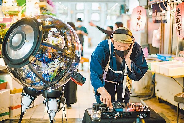 村上大陸汲取市場及海潮音,打造台灣市場的未來之聲。圖/新富町文化市場提供