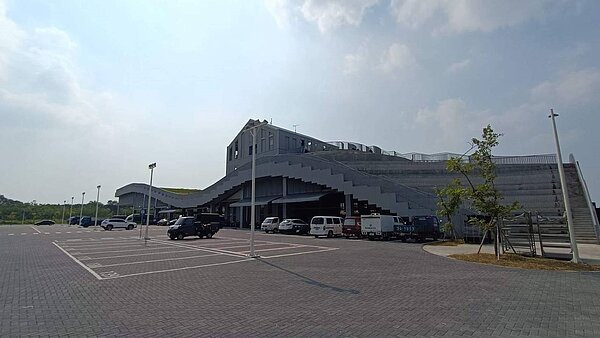 號稱全台最美的台南新化果菜市場耗資分5億元試營運中，不過沒公車，部分民眾叫苦，台南市政府表示，會盡速開闢改善。 記者謝進盛／攝影