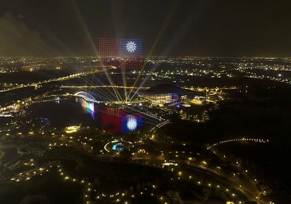 2022國慶焰火睽違18年,下月重返嘉義縣故宮南院園區外磅礡登場,昨晚試放3分鐘,搭配水舞、無人機秀,讓人驚豔。圖/故宮南院提供