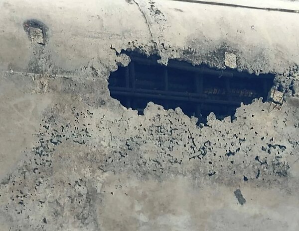 金門大橋即將於下個月通車，但近日有民眾拍攝到橋底的鋼筋裸露，民眾擔憂安全問題。圖／摘自楊恭新臉書