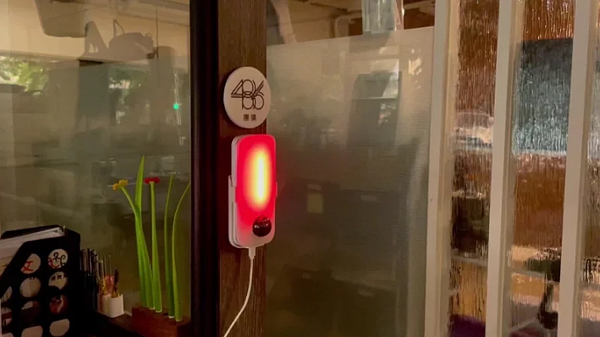 486團購推薦多功能地震感應警報器,手持狀態下按一次開關可開啟SOS的閃爍燈,按兩次會發出光和聲音的求救信號。圖/486團購提供