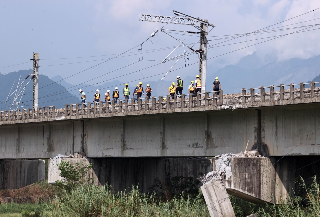 台東強震造成花東鐵路受損嚴重，其中以新秀姑巒溪橋受創最嚴重，15支橋墩每支都有位移情形，橋梁整體位移從20公分至100公分不等。記者劉學聖／攝影 