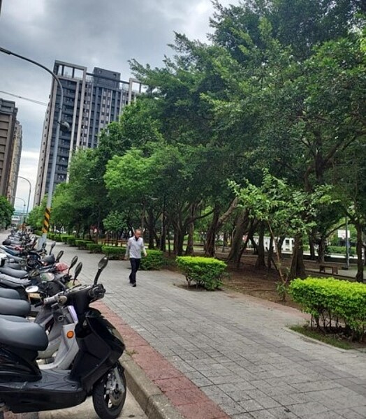 不畫汽車停車格，只停摩托車。圖／易小滿攝

