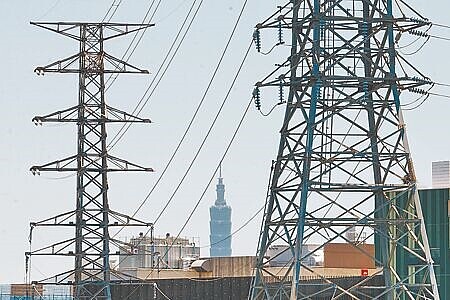 夏季全台高溫壟罩,根據台電觀測,7月最高用電量追平紀錄為4030.1萬瓩,備轉率剩下7%,供電燈號由綠轉黃。(本報資料照片)