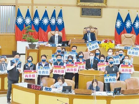 新北市長侯友宜允諾敬老愛心卡擴大使用範圍,傾向台鐵優先。(葉德正攝)