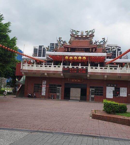 廟前廣場就是舞台。圖/易小滿攝