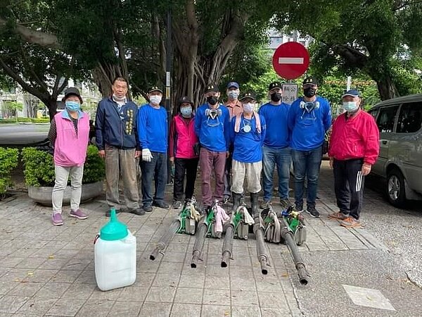 掃街團隊,除髒務盡。圖/易小滿攝