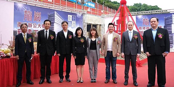 由龍巖董事長Kelly(右四)率領策略長林孟叡、總經理王群中等一級主管,及筑丰興業謝憲國總經理(左三)、陳傳宗建築師(左二)、中鹿營造小俣悌二董事長(左一)等代表,進行新建工程開工動土典禮。圖/業者提供