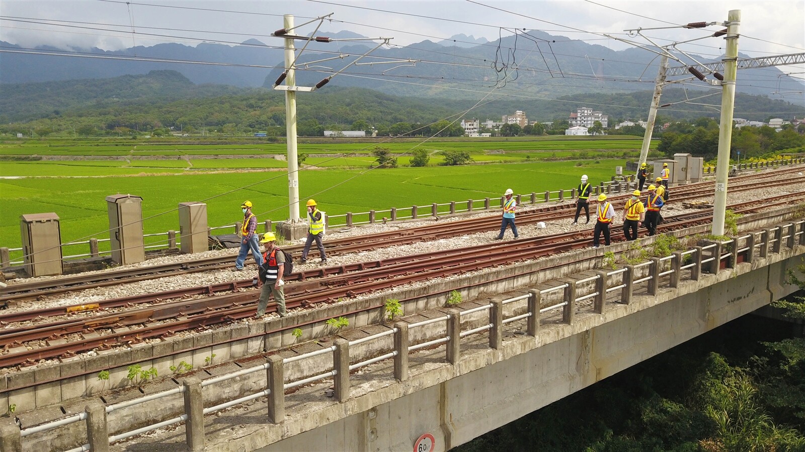 台東強震造成花東鐵路受損嚴重，花蓮東里車站北上的鐵路橋梁梁柱出現位移，不過目前已有路段陸續搶通，台鐵花蓮至鳳林、富里至台東列車明天起復駛。記者劉學聖／攝影 