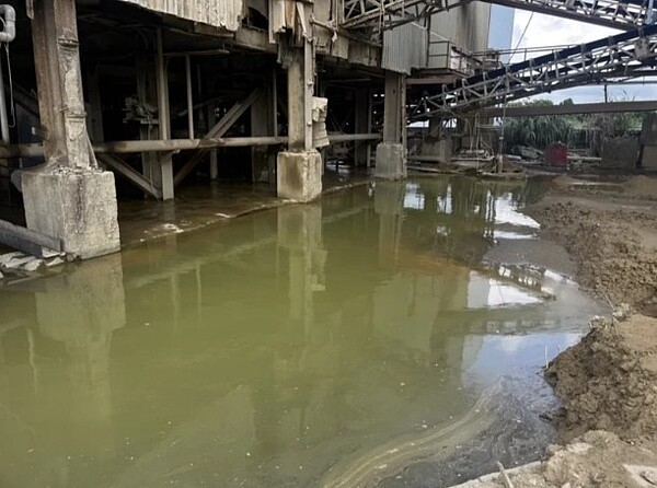 桃園巿環保局稽查財嘉昌砂石場現場,發現違規情形。圖/桃園巿環保局提供