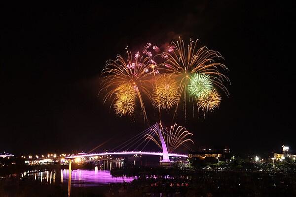 2022仲夏繽紛樂活動9月18日煙火秀實景。圖／新北市府提供