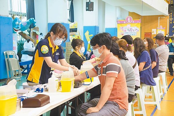 醫師呼籲政府應盡快展開全國抽樣性血液抗體檢測。圖為2020年彰化縣政府與台灣大學公共衛生學院攜手，展開全台唯一的新冠肺炎萬人血清抗體檢測。（彰化縣衛生局提供）