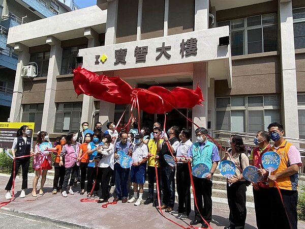 嘉義市長黃敏惠與各界人士共同為寶智大樓揭幕。圖/廖素慧攝