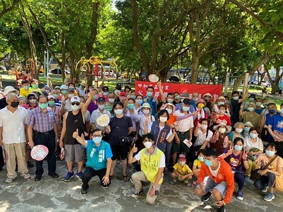 父親節里長與里民一起健走，促進血液循環。圖／陳盈君提供
