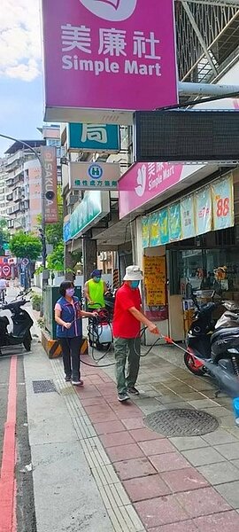 消毒日在大街小巷都能看到里長和志工認真的身影。圖／陳盈君提供