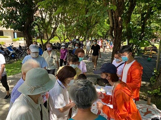 健走完會發放小禮物給里民。圖／陳盈君提供
