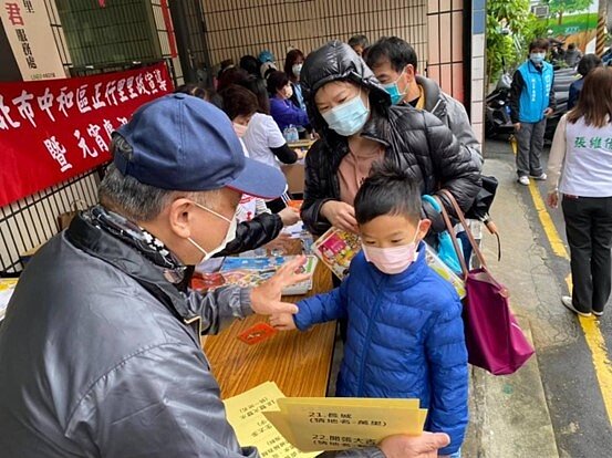 元宵節大小朋友猜燈謎。圖／陳盈君提供
