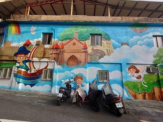 里內公園後巷牆壁被彩繪得美輪美奐。圖／陳盈君提供
