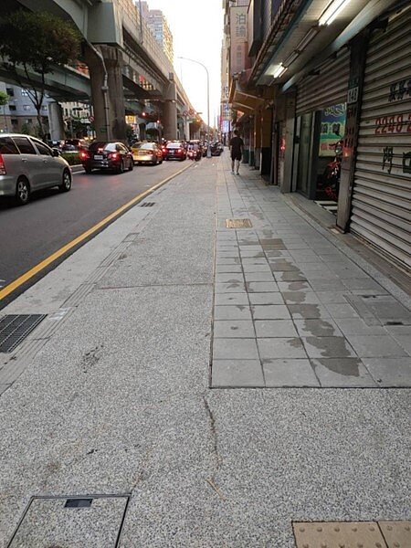 翻修後變整潔的社區門面。圖／陳盈君提供