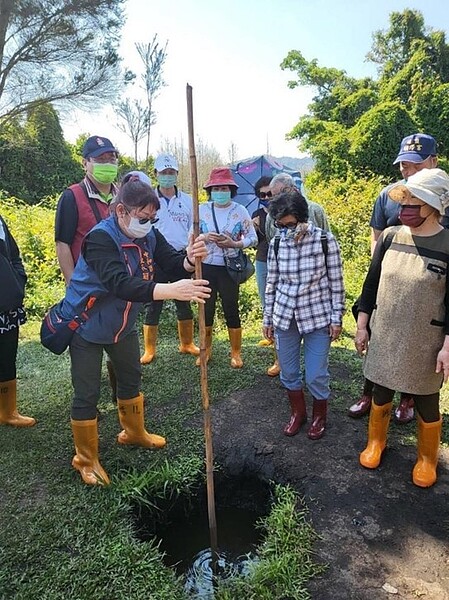 出遊踏青,熱絡里民們的感情也能一起鍛鍊健康的身體。圖/簡美蓮里長臉書提供