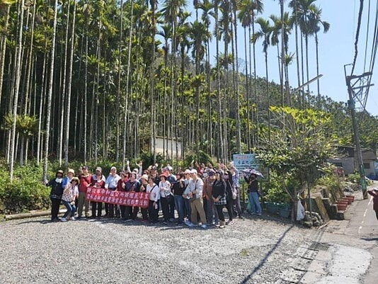 里長和里民一同出遊踏青,一同觀賞不一樣的風景。圖/簡美蓮里長臉書提供