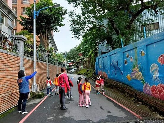 生動的彩繪牆。圖／里辦提供
