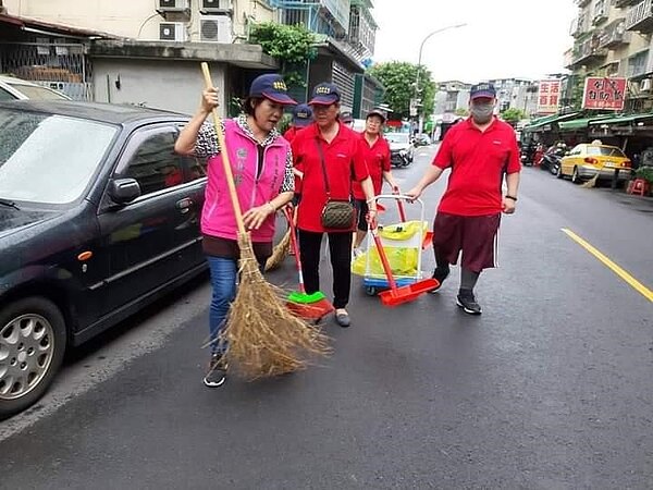 帶頭拿掃帚，賣力為鄉親。圖片由里辦提供
