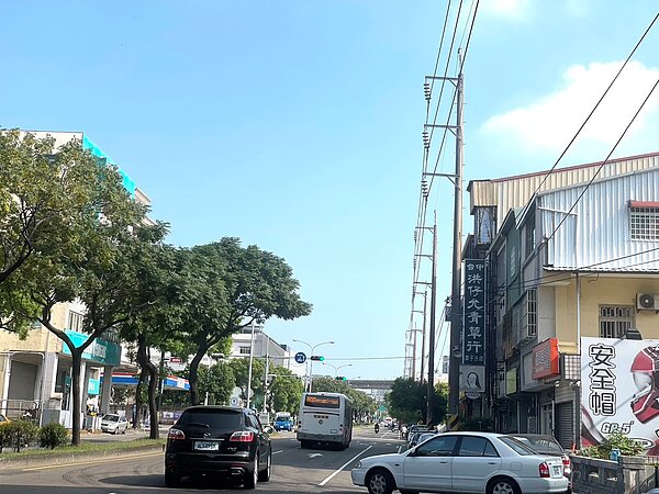 台中市北屯區橫跨潭子區共6里的67座特高壓電桿電纜線路將全數拆除地下化,總經費約2.4億元,預計明年11月底完工,還給市民乾淨天際線。圖/立法委員楊瓊瓔提供