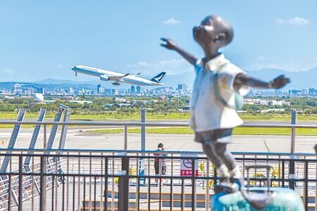 入境「0+7」政策將於10月13日上路,並取消禁團令,海外突發疾病醫療險在9月陸續重新上架。(陳麒全攝)