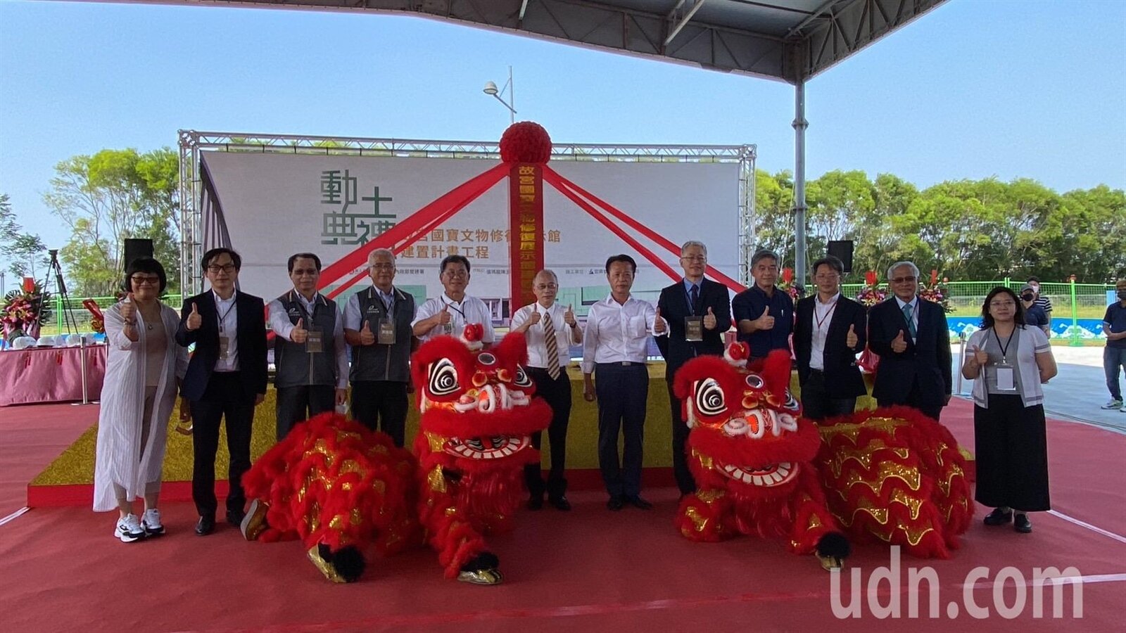 故宮南院二館國寶文物修復展示館工程,下午在預定地舉行動土典禮,故宮院長吳密察、內政部次長吳堂安、嘉縣長翁章梁、立委陳明文等來賓,共同焚香祝禱動土順利, 持鋤動土。記者魯永明/攝影