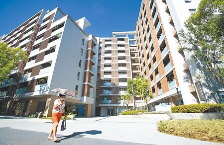 美國聯準會升息3碼,台灣央行也宣布升息半碼(0.125個百分點)。圖為民眾經過台北市北投區的新奇岩社會住宅。(張鎧乙攝)