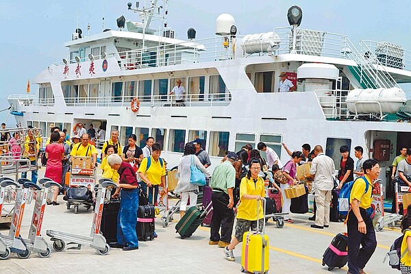 陸委會表示,小三通未來「當然會重啟」,但需考量疫情及兩岸互動情勢。圖為旅客搭金廈航線遊輪往返兩岸。(中新社)