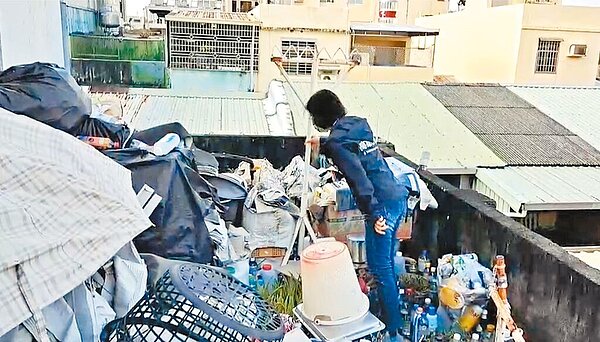 高雄再度暴發登革熱本土案例,為了避免疫情擴散,高市府環保局加強前鎮疫區清消作業,清潔隊員針對家戶積水容器大掃蕩,發現有6戶「類米奇妙妙屋」。(高市府環保局提供/洪浩軒高雄傳真)