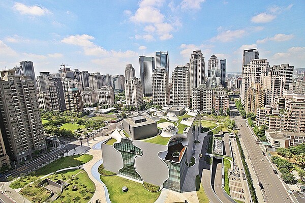 台灣房屋集團首席副總裁周鶴鳴指出,美國聯準會9月升息三碼,市場或許有震盪,但都在預期中。圖/台灣房屋提供