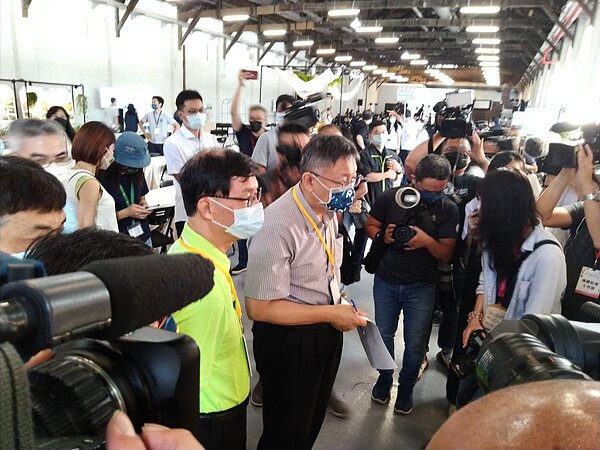 台北市長柯文哲22日受訪也怒嗆議員，表示「若議員不接受現代化生活，就滾回石器時代吧。」記者林麗玉／攝影