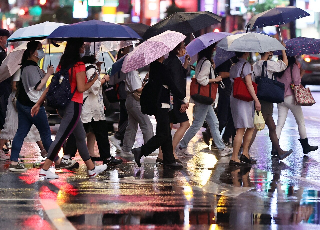 雨天示意圖。報系資料照／記者侯永全攝影 