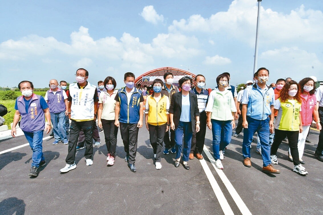 東彰道路南延段首段工程完工，縣長王惠美（中）昨主持通車典禮，往來田中工業區可縮短20分鐘車程。記者林宛諭／攝影 