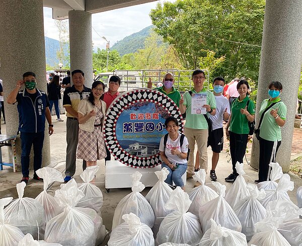 有巢氏房屋中區經管會準備愛心紅包和物資給在地的萬豐國小學生,滿足偏鄉孩童生活和學習的需求。圖/永慶房產集團提供