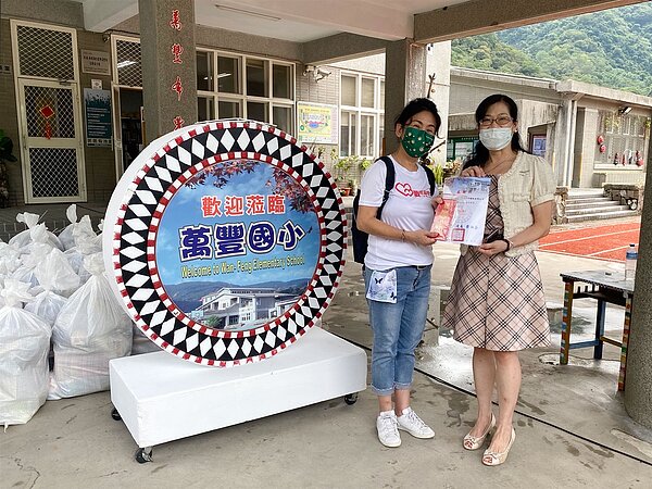 萬豐國小校長(右)致贈感謝狀,感謝有巢氏房屋中區經管會捐贈愛心紅包和獎學金,讓孩子能快樂學習。圖/永慶房產集團提供