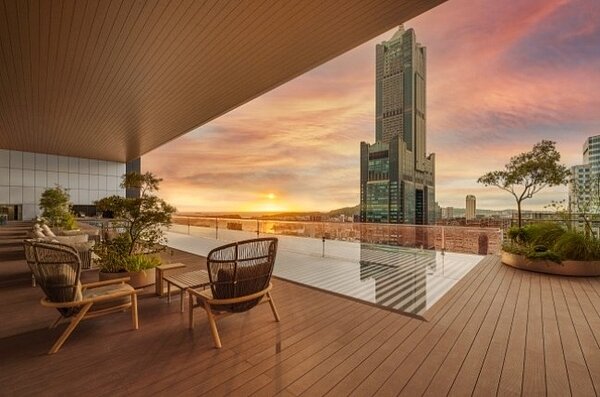 承億酒店全台唯一50公尺的高空懸挑透明無邊際泳池。圖/截自官網