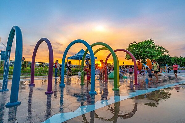 位於新北河濱公園及新莊區塭仔底濕地公園戲水池玩水倒數7天,將於9月30日結束。圖/新北市政府提供