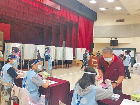 台北市信義區公所23日模擬投票，民眾依序排隊領票。（張芷瑜攝）