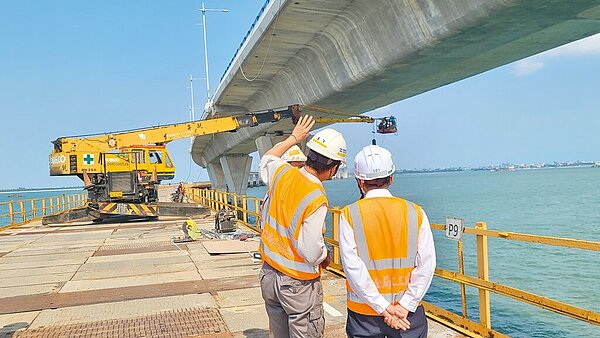 金門大橋近日遭網友拍攝到部分橋底有鋼筋外露情形，施工團隊派員巡檢並著手改善補強。（金門縣政府提供／于家麒金門傳真）